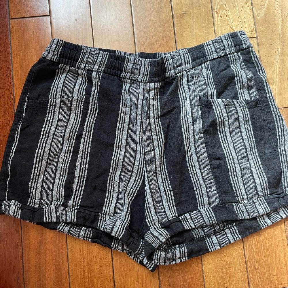 Woman’s Old Navy Black and White Size Small Linen Shorts